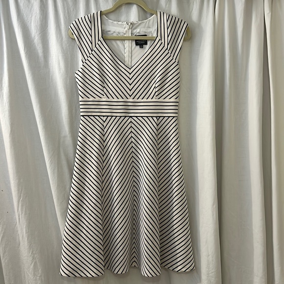 Adrianna Papell cap sleeve striped midi dress, size women’s Petite Medium - Picture 3 of 13